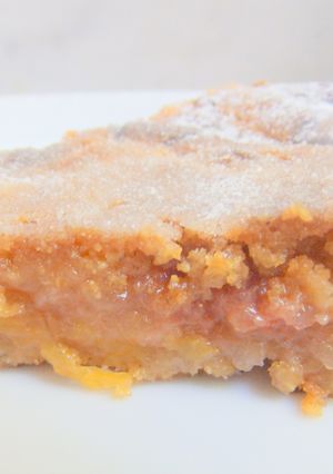 Una foto de Crumble de manzana y melocotón