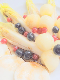 Una foto de Ensalada de endivias y fruta