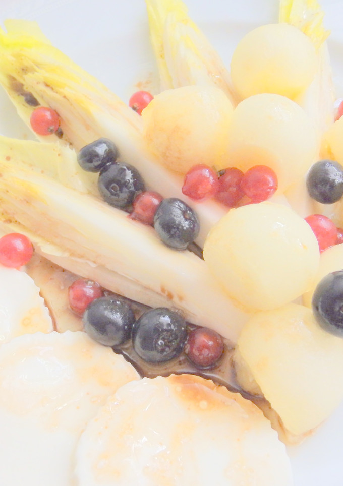 Una foto de Ensalada de endivias y fruta