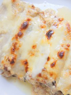 Una foto de Canelones de setas al perfume de anchoas y parmesano