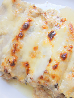 Una foto de Canelones de setas al perfume de anchoas y parmesano