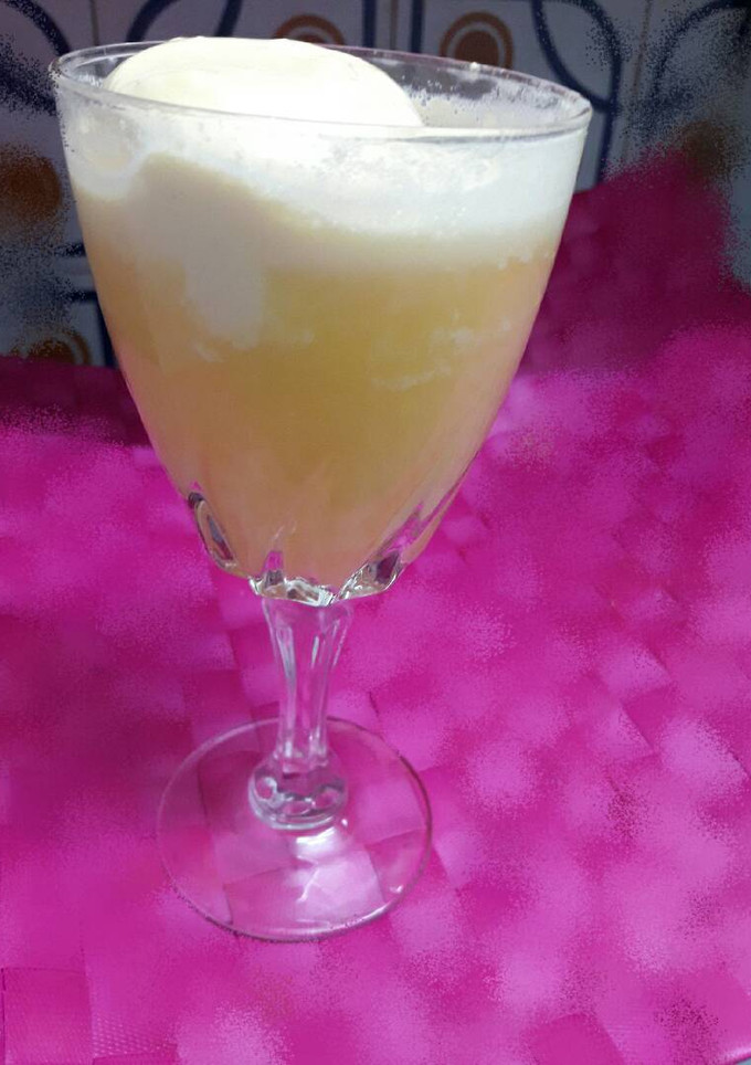 Una foto de Zumo de naraja con helado de vainilla