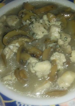 Una foto de Pollo con champiñones