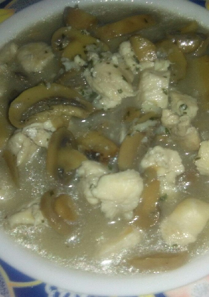 Una foto de Pollo con champiñones