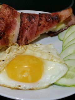 Hình của món Bánh mỳ cuộn bacon và cheese.
