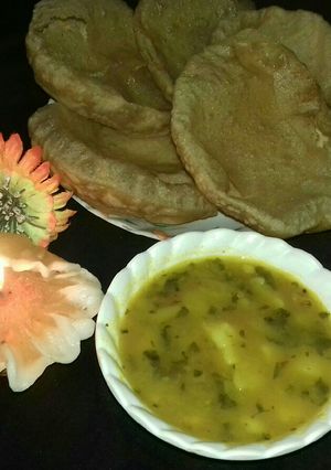 A picture of Poori and Potato Curry.
