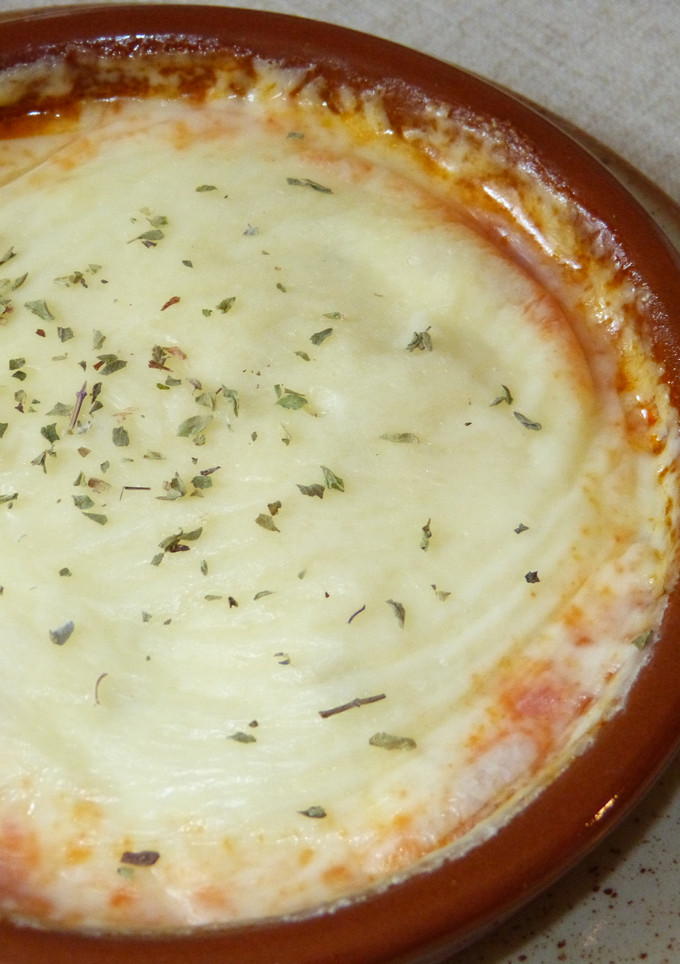 Una foto de Provolone gratinado