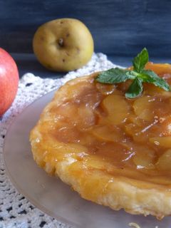 Una foto de Tarta tatín de manzana en sartén