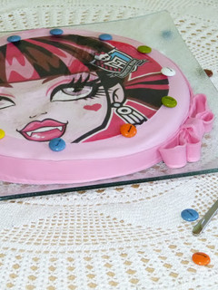 Una foto de Tarta de Monster High de chocolate rosa con lacasitos