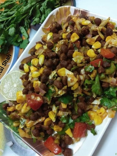 चना चटपटी चाट (Chana chatpati chaat recipe in Hindi) रेसिपी मुख्य फोटो
