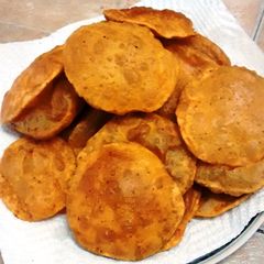 A picture of Khari poori.