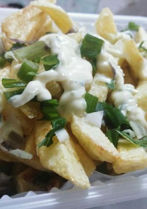 Una foto de Papas con salsa de ajo y verdeo