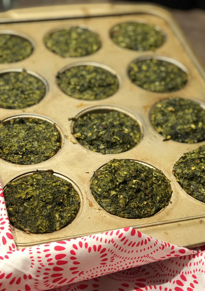 Una foto de Muffins de avena, acelga y queso