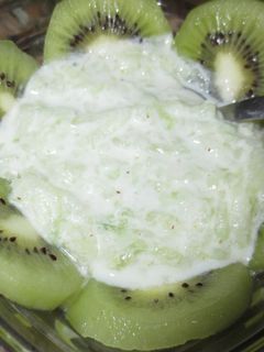 Una foto de Salsa tipo tzatziki de pepino, kiwi, crema vegana y Agua de Mar