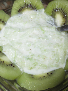 Una foto de Salsa tipo tzatziki de pepino, kiwi, crema vegana y Agua de Mar