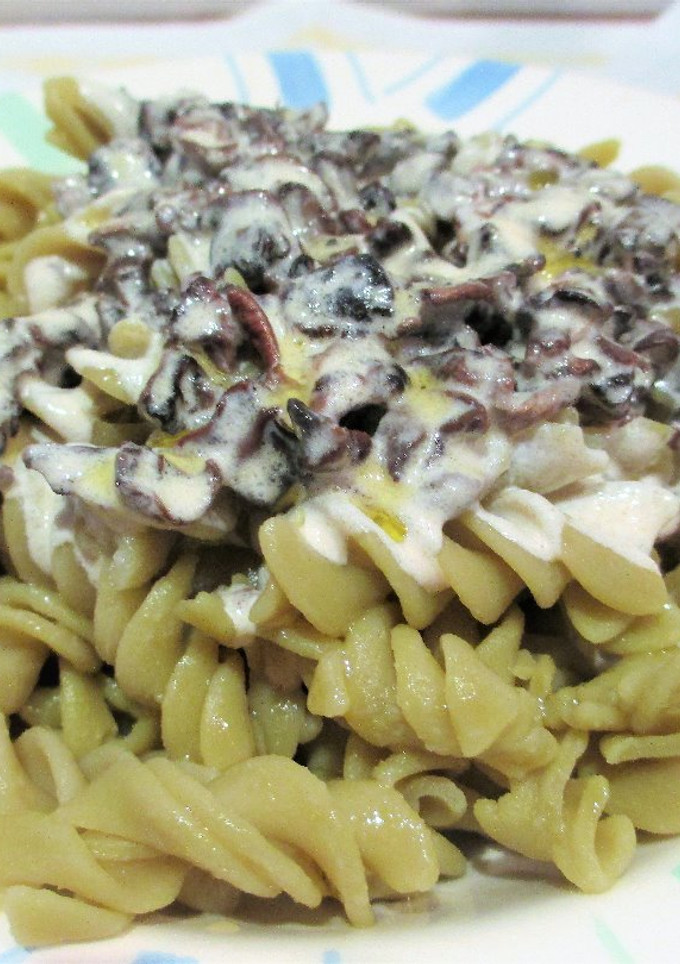Una foto de Espirales de guisantes con champiñones silvestre en salsa blanca