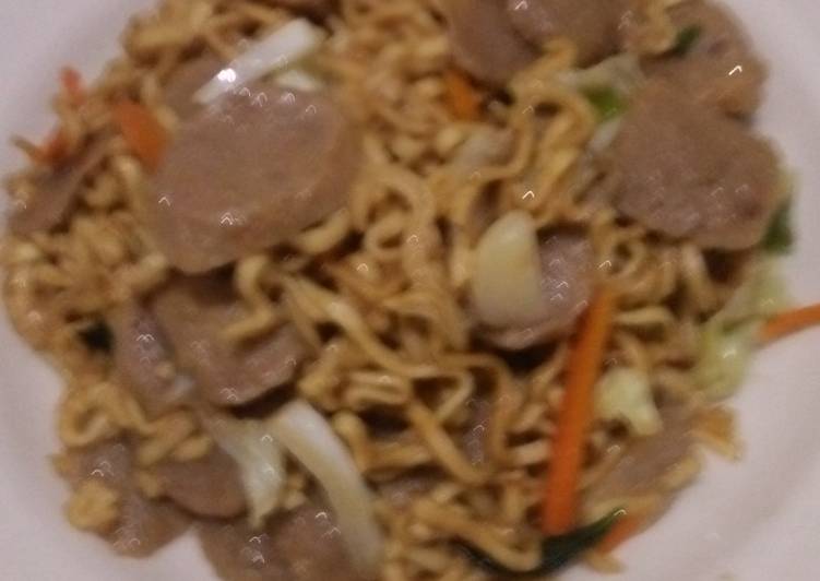 Bagaimana Menyiapkan Mie goreng bakso yang Lezat