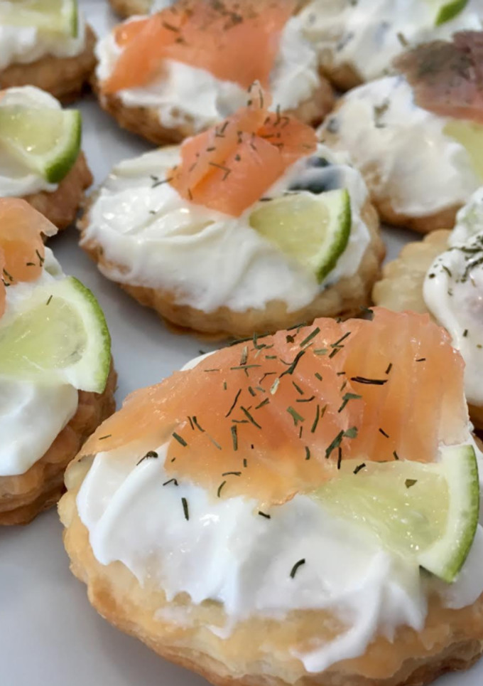 Una foto de Canapés fáciles de salmón con base de hojaldre