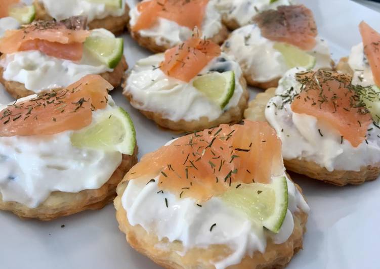 Canapés fáciles de salmón con base de hojaldre