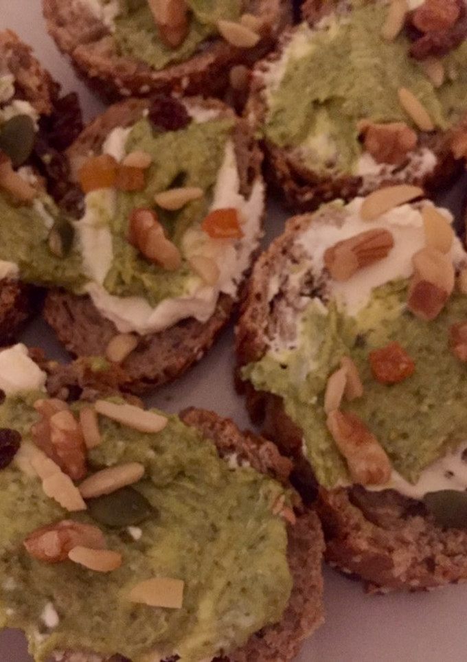 Una foto de Aperitivo de pesto y queso