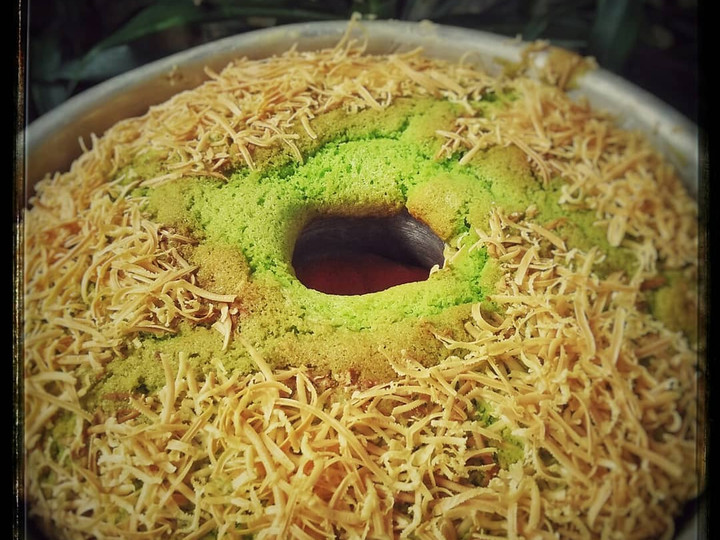 Resep Bolu Pandan 4 Telur Topping Keju Parut yang Enak