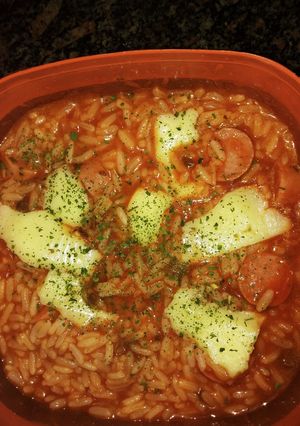 Una foto de Arroz blanco con salchichas y salsa casera frío