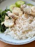 Riz au Poisson Lotte Poêlé, Pousses de Pois et Concombre