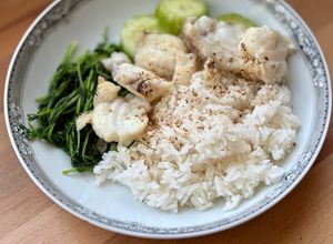 Une photo de Riz au Poisson Lotte Poêlé, Pousses de Pois et Concombre