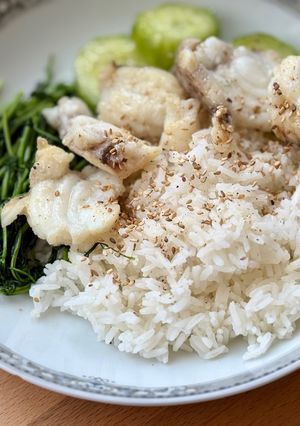 Une photo de Riz au Poisson Lotte Poêlé, Pousses de Pois et Concombre
