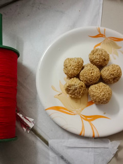 તલ ના લાડુ (Til Ladoo Recipe In Gujarati) રેસીપી મુખ્ય ફોટો