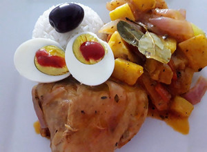 Una foto de Escabeche de Pollo Caliente con Piña