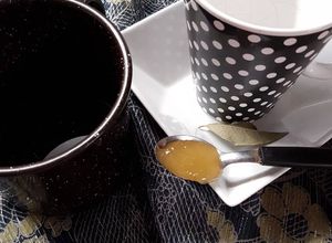 Una foto de Té de laurel y miel para la tos