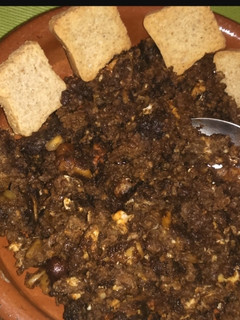 Una foto de Revuelto de morcilla fresca con frutos secos
