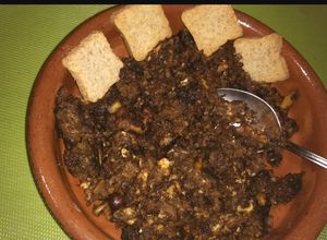 Una foto de Revuelto de morcilla fresca con frutos secos