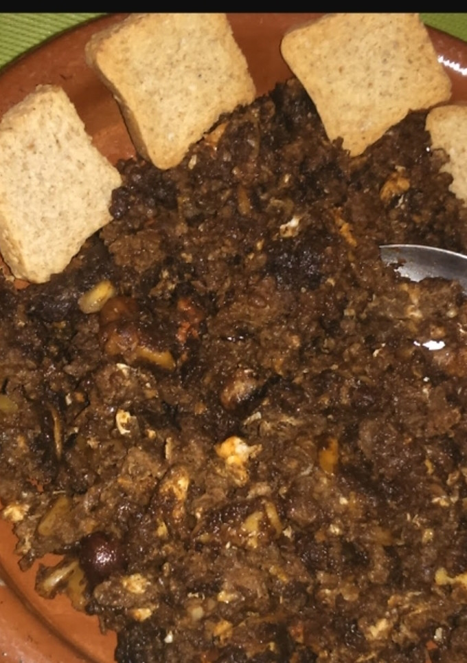 Una foto de Revuelto de morcilla fresca con frutos secos