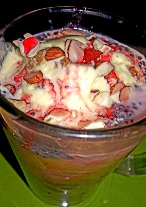 मैंगो रबडी फालूदा विद आइसक्रीम (Mango Rabdi Faluda With IceCream recipe in Hindi) रेसिपी मुख्य फोटो