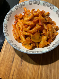 Una foto de Macarrones con champiñones y salchichas