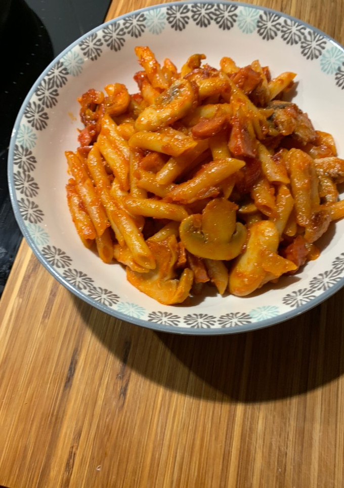 Una foto de Macarrones con champiñones y salchichas