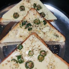 A picture of Chili cheese toast.