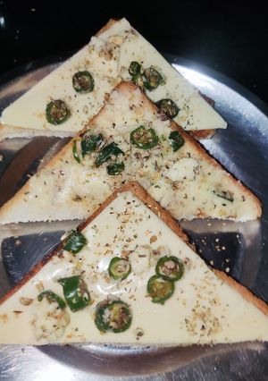 A picture of Chili cheese toast.