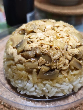 Langkah Mudah untuk Membikin Resep  Nasi Tim Ayam Jamur Simpel yang Bisa Manjain Lidah, Lezat Sekali