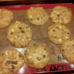 A picture of White and Dark Cookies.