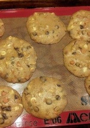 A picture of White and Dark Cookies.