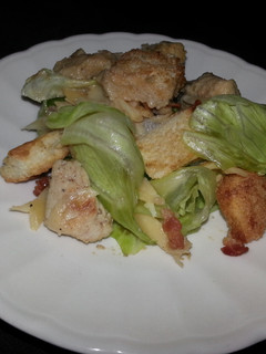 Una foto de Ensalada César con pollo