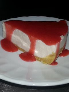 Una foto de Cheesecake con salsa de fresa (Sin horno)