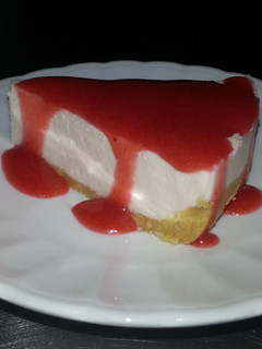 Una foto de Cheesecake con salsa de fresa (Sin horno)