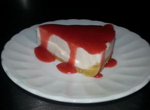 Una foto de Cheesecake con salsa de fresa (Sin horno)
