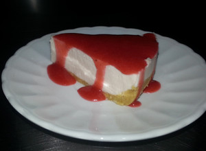 Una foto de Cheesecake con salsa de fresa (Sin horno)