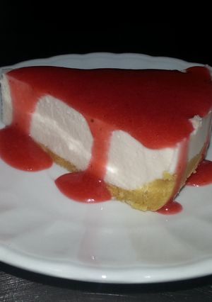 Una foto de Cheesecake con salsa de fresa (Sin horno)