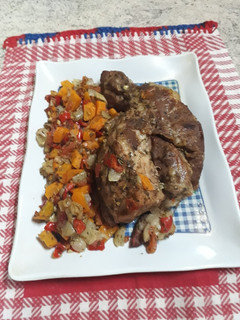 Una foto de Bondiola de cerdo con verduras